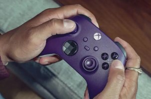 בקר משחק אלחוטי Microsoft Xbox Xser Velocity Green – שתי ידיים אוחזות בבקר סגול, עם הכפתורים