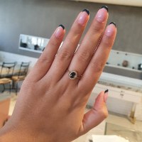 טבעת זהב 14 קרט "דיאנה" משובצת יהלום שחור מרכזי ויהלומים