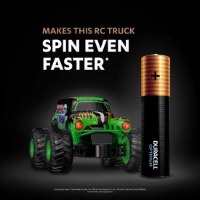 מארז ארבע סוללות Duracell Optimum AAA Lithium – סוללה שחורה-כתומה ליד משאית ירוקה עם כיתוב