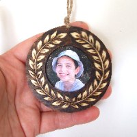 מסגרת לתמונה לתלייה על קיר- דגם עלים - פירוגרפיה | צריבה בעץ