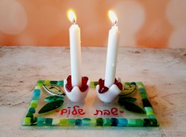 פמוט שבת ירוק בפסיפס עם פמוטי פרח טוליפ מזכוכית בטכניקת פיוזינג