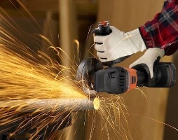 מטחנת זווית מבית בלאק אנד דקר – Black+Decker BCG6L8D1S-QW לניקוי וחיתוך מתכות.