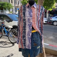 חולצה ארוכה מכופתרת עם פרינט מעניין L