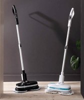 Aquabot Wash – שני מכשירים אלחוטיים שחור ולבן עומדים על רצפה