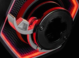 בסיס להגה מירוצים Thrustmaster T818 – תקריב על מנגנון החיבור השחור עם ידית אפורה ותאורה אדומה