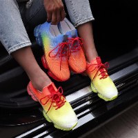 נעלי ספורט עם סוליית ג'ל - לנוחות ורכות מרבית colourful