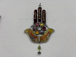 חמסה בצבעי צהוב חום כתום עם פרח וחמש ברכות בעבודת ויטראז' ייחודית