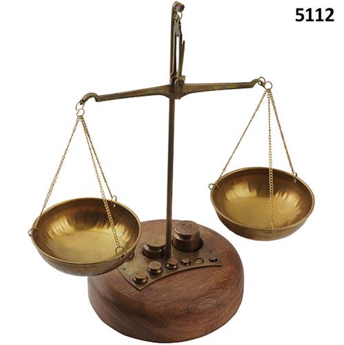 מאזניים מנחושת על בסיס עץ עם משקולות , קוטר בסיס 13ס"מ / גובה27 ס"מ דגם 5112