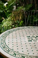 שולחן מוזאיקה ירוק בז' עיטורים- קוטר 160