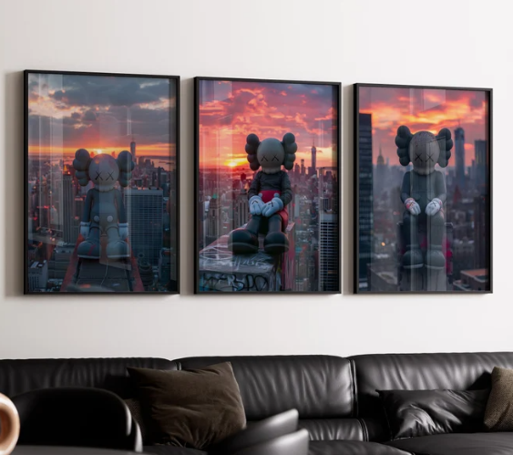 סט שלוש תמונות בסגנון האמן KAWS ברקע שקיעה אורבנית, מודפסות על קנבס ממוסגרות ומוכנות לתליה