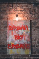 "Red Dream Graffiti" תמונת קנבס גרפיטי עם משפוט השראה אדום | הדפס מתוח מוכן לתליה - ניתן למסגר בחינם