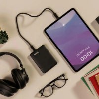 כונן קשיח חיצוני Western Digital Elements Portable 4TB USB-C – כונן שחור בודד מחובר בחיבור USB-C לטאבלט על שולחן לבן
