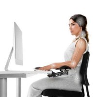 תומך זרוע ארגונומי Keisar ArmPad – אישה יושבת מול מחשב עם תומך זרוע שחור המחובר לשולחן כשקווים ארגונומיים מודגשים