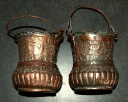 זוג כוסות/כדים מנחושת, פרס, עיטורי פרספוליס מסורתיים חרוטים עבודת יד