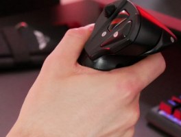 בקר טיסה עם מצערת Thrustmaster T.Flight Hotas X PS3/PC – יד אוחזת בבקר טיסה שחור עם כפתורים פריט בודד