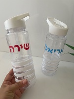 בקבוק פסים עם קשית ממותג בשם