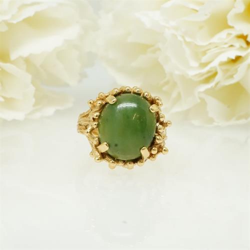 טבעת עם אבן ירוקה אגת בסגנון גזע עץ
