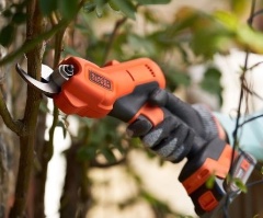 מזמרת גיזום חשמלית מבית Black+Decker BCPP18D1 18V – עוצמה ונוחות בגיזום צמחים.