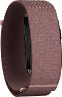 צמיד כושר ובריאות חכם ללא מסך צבע Mauve גודל רצועה Garmin Cirqa S-M – הצמיד בצבע Mauve מבד נראה בתצוגת צד עם לוגו Garmin