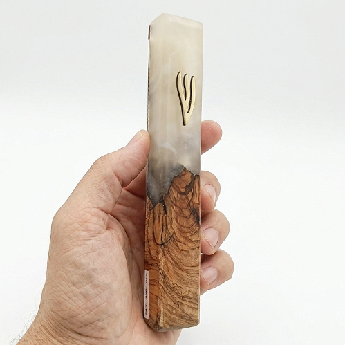 Grande Mezouza Design de 20 cm – Association de Bois et de Résine Blanche  עברית: