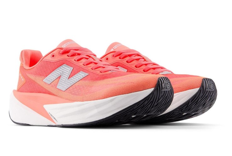 סניקרס ניו בלאנס לנשים New Balance FuelCell Rebel v5 ורוד לבן