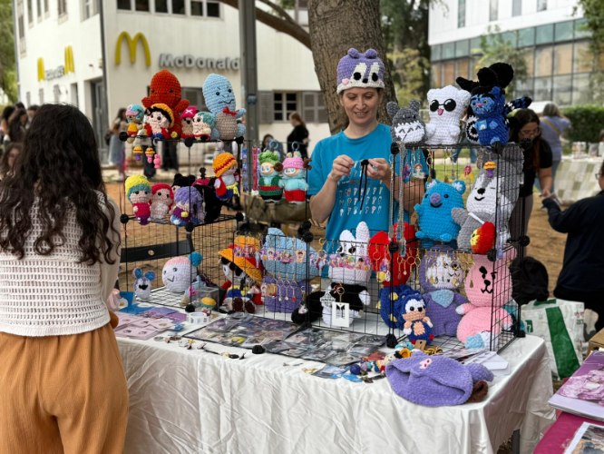 חנות עבודת יד: כובעים, בובות, מחזיקי מפתחות ועוד