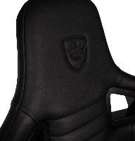 תקריב לוגו Noblechairs על גב כיסא EPIC Compact בגווני שחור