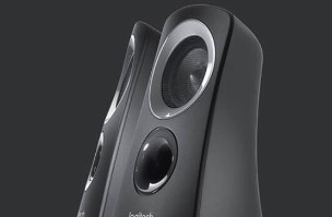רמקולים למחשב Logitech Z313 2.1 – שני רמקולים לוויניים שחורים עם אלמנטים כסופים על רקע אפור כהה