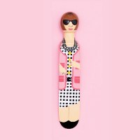 בובת עץ עומדת של אושיית האופנה אנה וינטור Anna Wintour - סוג ב'
