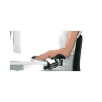 תומך זרוע ארגונומי Keisar ArmPad – אישה יושבת ליד שולחן מחשב עם תומך הזרוע השחור המחובר לשולחן