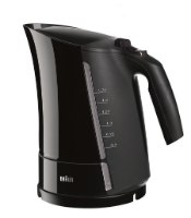 קומקום חשמלי בצבע שחור Braun WK-300B – גוף שחור מבריק עם מד מים שקוף וידית אחיזה על רקע לבן