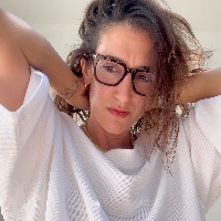 חולצה מדגם איה (שרוול קצר) מבד פיקפיקה בצבע לבן