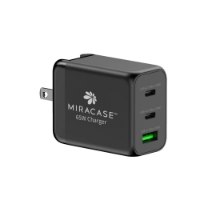 מטען קיר אוניברסלי מהיר צבע שחור Miracase MWC65U – מטען שחור עם שני שקעי USB-C ושקע USB-A על רקע לבן