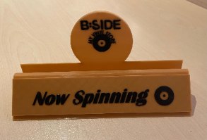 מעמד תקליט ויניל  NOW SPINNING  לתצוגה