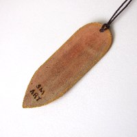 שרשרת עץ עם לאפיס לאזולי ודוגמאות זהב
