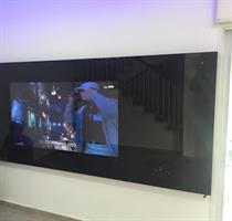 חיפוי זכוכית לקיר טלויזיה