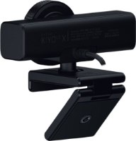 מצלמת רשת צבע שחור Razer Kiyo V2 X 2K – מצלמה שחורה עם לוגו ומעמד מתכוונן, כבל USB מחובר מאחור.