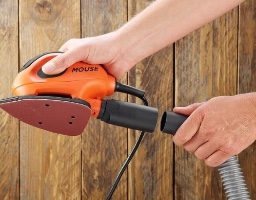 Black+Decker BEW230BC-QS – מלטשת פינות רוטטת עם אחיזה ארגונומית.
