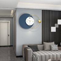 שעון קיר גדול בעיצוב ייחודי, שעון פרזול מוזהב עם אלמנטים עגולים בשכבות בגוון כחול, לבן ומוזהב
