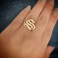 טבעת עם אות גותי מולחם