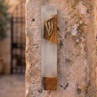 מזוזה בעבודת יד ישראלית – עץ זית ואפוקסי לבן
