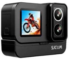 מצלמת אקשן עדשה כפולה SJCAM SJ20 – Wi-Fi המצלמה השחורה נראית מזווית עם שתי עדשות קדמיות ומסך מציג רוכב שטח