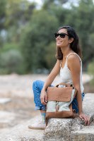 תיק גב מעור וקנבס עם כתפיות רחבות מרלו MARLO בצבע חום ג'ינג'י