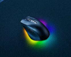 עכבר גיימינג אלחוטי רייזר Razer Pro Click V2 – עכבר מואר בתאורת RGB צבעונית על משטח כהה