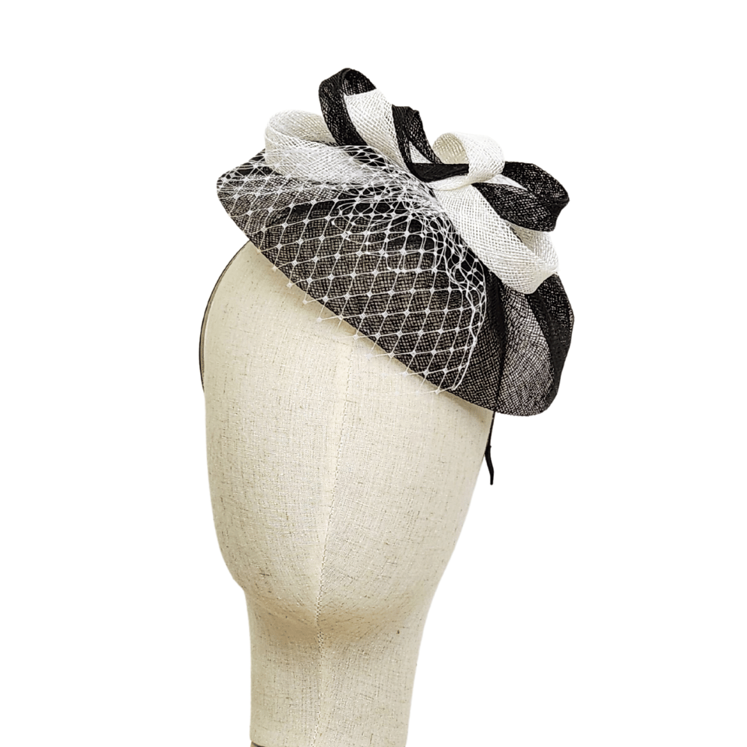 כובע אלגנטי בשחור לבן, מעוצב על קשת - דגם צדף
