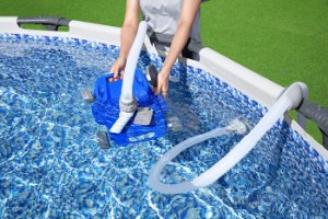 שואב בריכה אוטומטי AquaDrift מנקה לכלוך ואבק מקרקעית הבריכה 58665 מבית BESTWAY