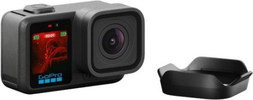 מצלמת אקסטרים GoPro Mission 1 Pro – מצלמה שחורה מוצגת לצד כיסוי עדשה שחור על רקע לבן עמידה למים