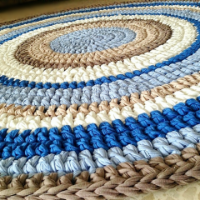 שטיח עגול סרוג| שטיח סרוג בצבעים משתלבים כחול תכלת לבן ובג'| שטיח סרוג בחוטים היפואלרגניים |שטיח עגול סרוג ומעוצב |