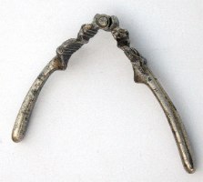 מפצח אגוזים אנגלי עתיק, עשוי ברזל מצופה בניקל עם ראש של שדון