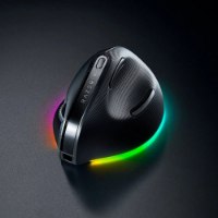 עכבר ארגונומי אלחוטי Razer Pro Click V2 Vertical – פריט שחור בודד בעל עיצוב אנכי מואר בתאורת RGB צבעונית מלמטה עם USB-C